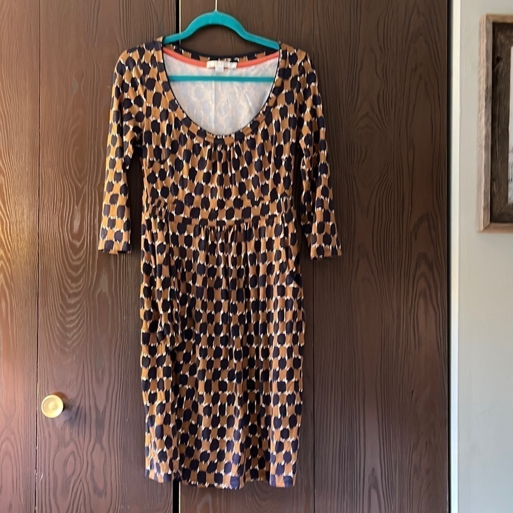 Boden 3/4 sleeved dress. Colors: tan, navy and white pattern. Size 6.